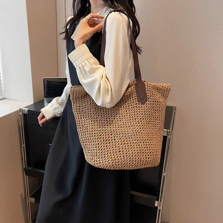 Sac de plage cabas en paille claire, design estival, léger et spacieux pour femme.