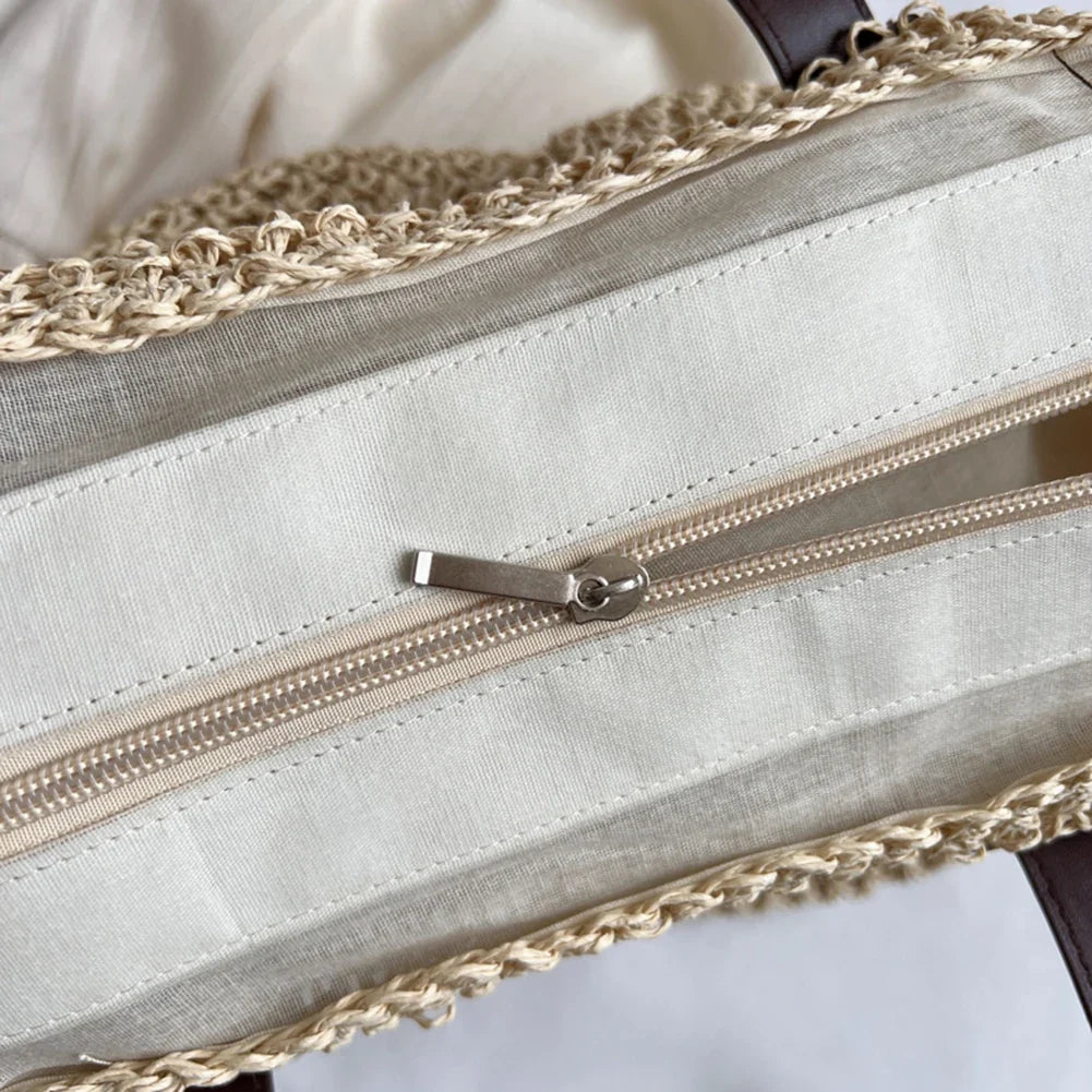 Joli sac de paille femme, accessoire estival chic et léger, parfait pour les sorties à la plage ou en ville.