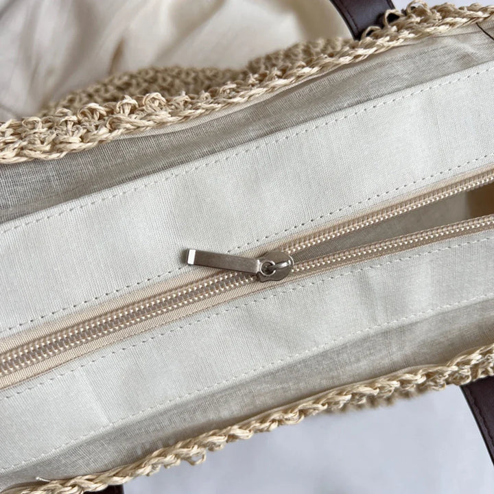 Joli sac de paille femme, accessoire estival chic et léger, parfait pour les sorties à la plage ou en ville.