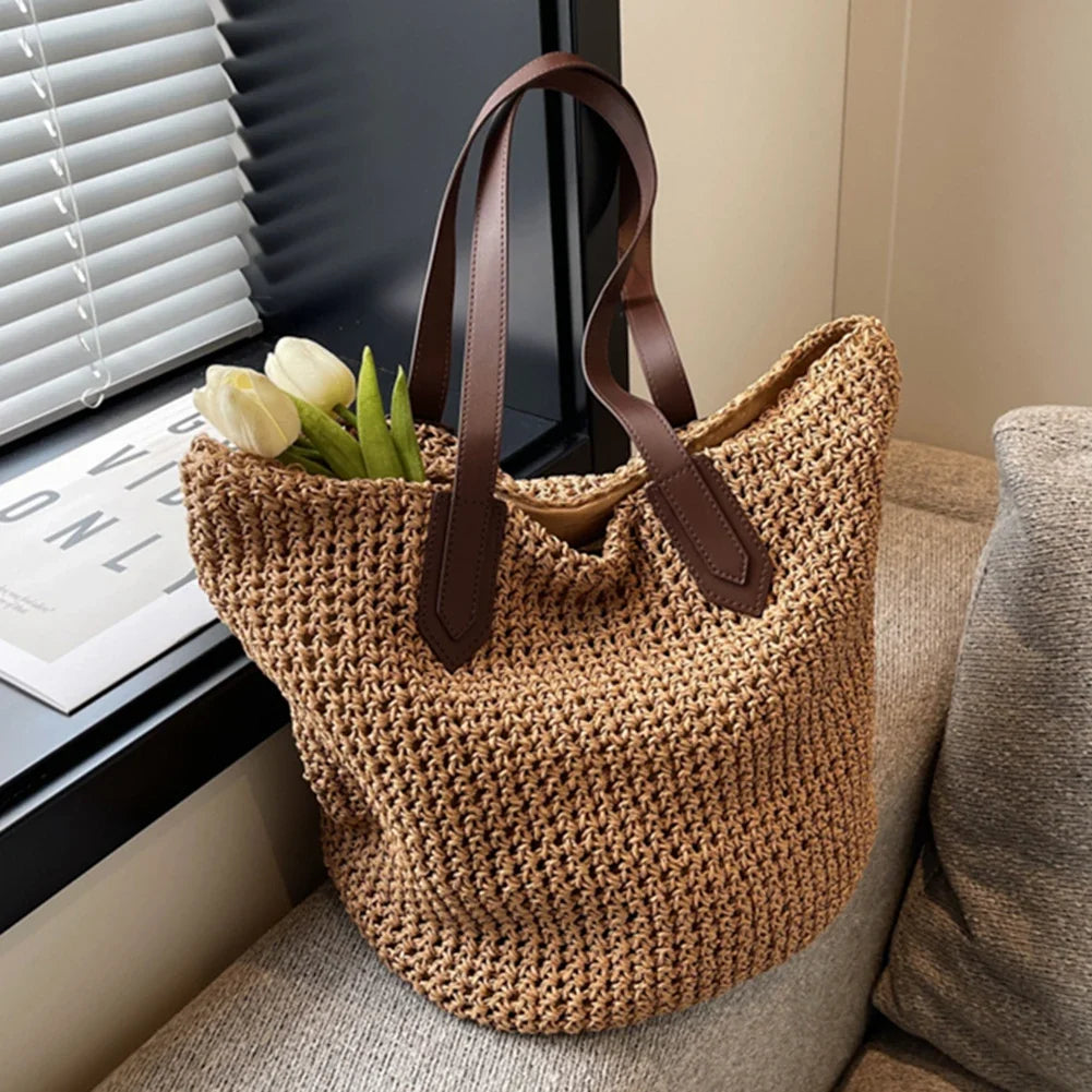 Sac de plage en paille tressée, style bohème chic, léger et spacieux, l'accessoire féminin de l'été.