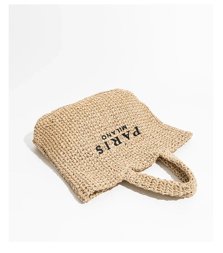 Sac de plage Azura en paille beige bicolore pour femme, accessoire de mode bohème chic pour l'été.