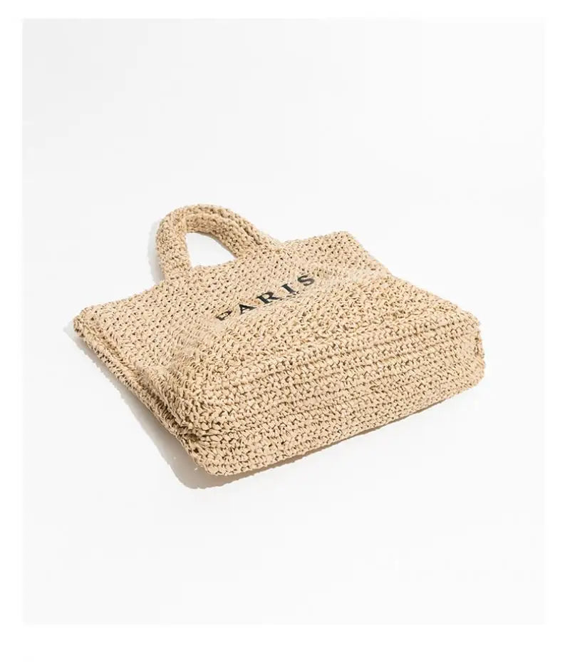 Élégant sac de plage bohème pour femme en paille naturelle. Design bicolore, idéal pour la mode estivale.