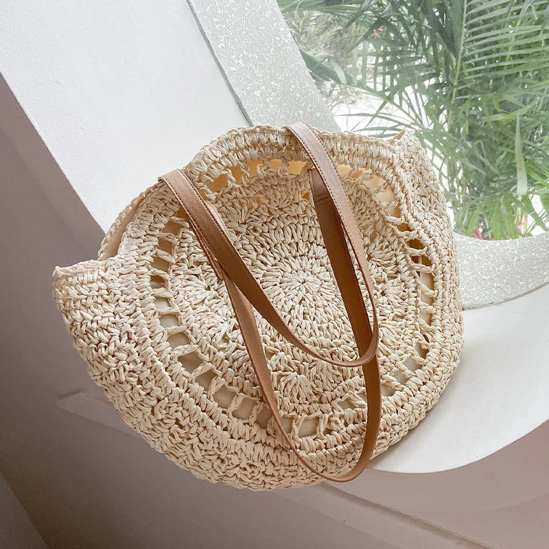 Sac de plage en paille tressée pour femme, style bohème chic, parfait pour l'été et les vacances.