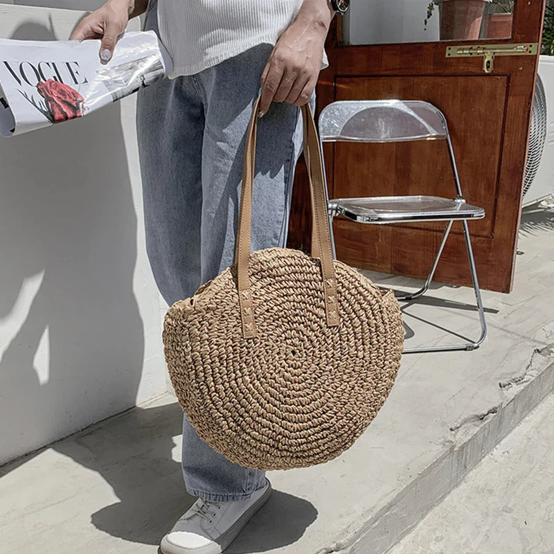 Sac de paille naturel pour femme, avec anses robustes, style bohème chic pour l'été.