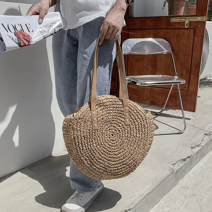 Sac de paille naturel pour femme, avec anses robustes, style bohème chic pour l'été.