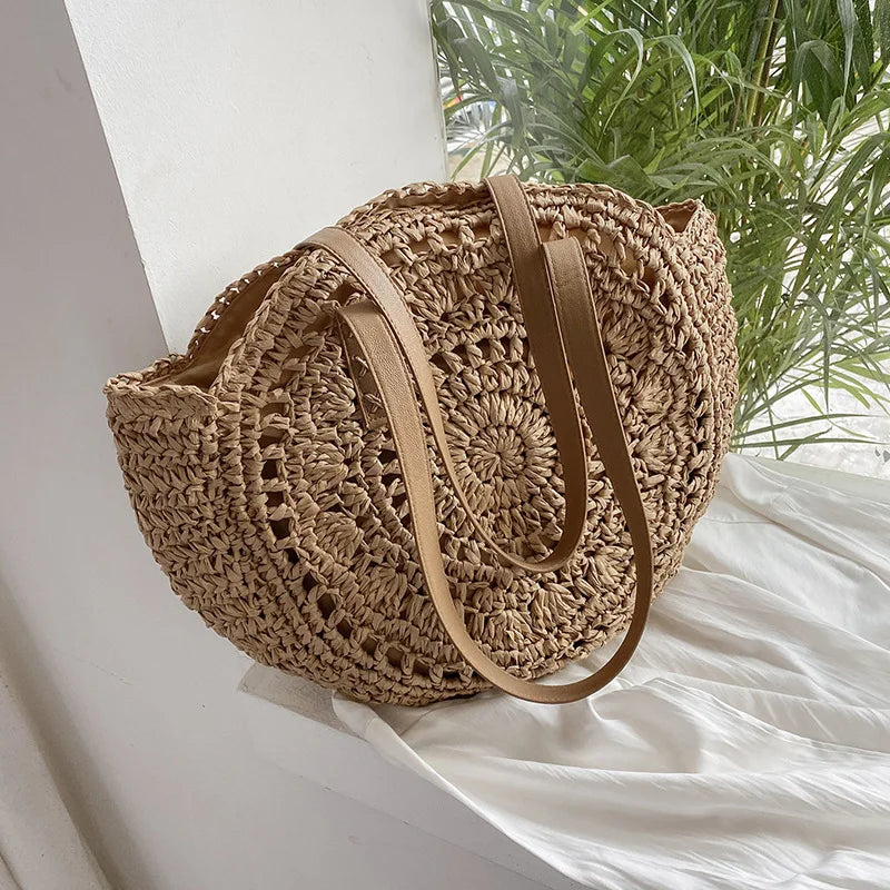 Sac fourre-tout en paille naturelle pour la plage, grand format, accessoire tendance femme été.