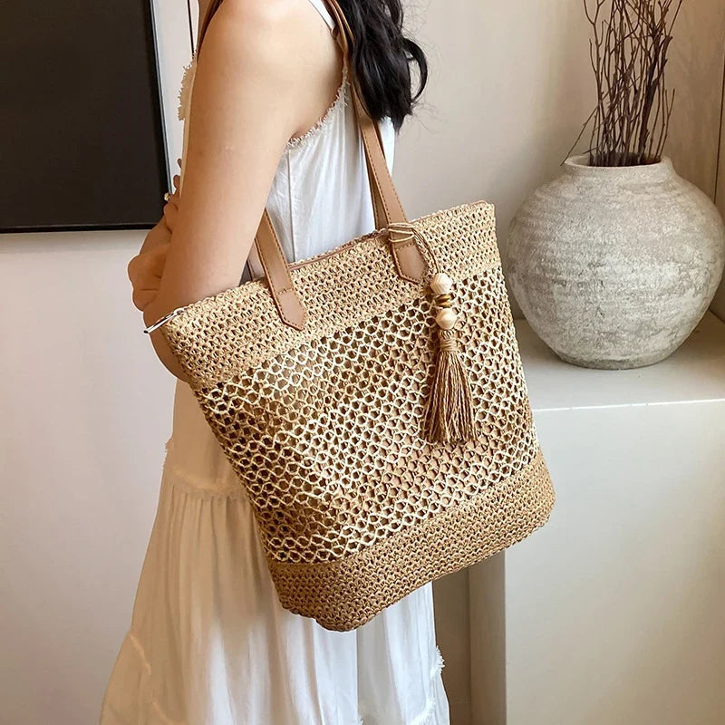 Grand sac fourre-tout femme en paille tressée beige, anses similicuir marron, look bohème chic.