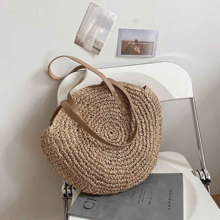 Sac de plage bohème chic pour femme en paille tressée, idéal pour les vacances d'été.