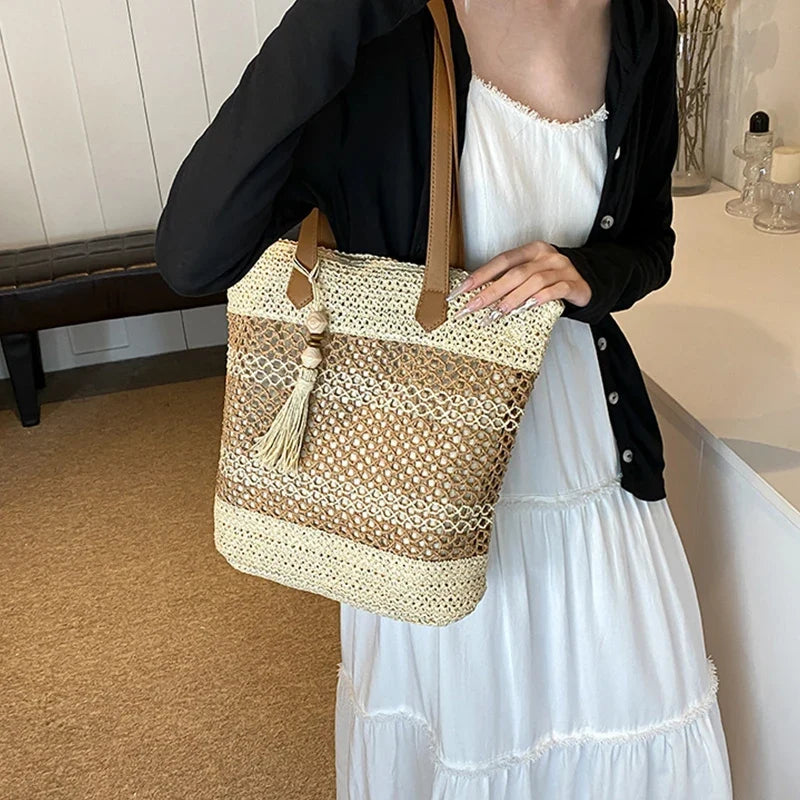 Sac de plage estival pour femme, en paille tressée naturelle, accessoire chic pour les vacances.