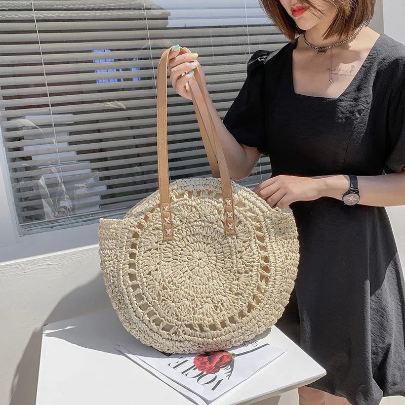 Élégant sac en paille pour femme, style estival et bohème, parfait pour la plage.