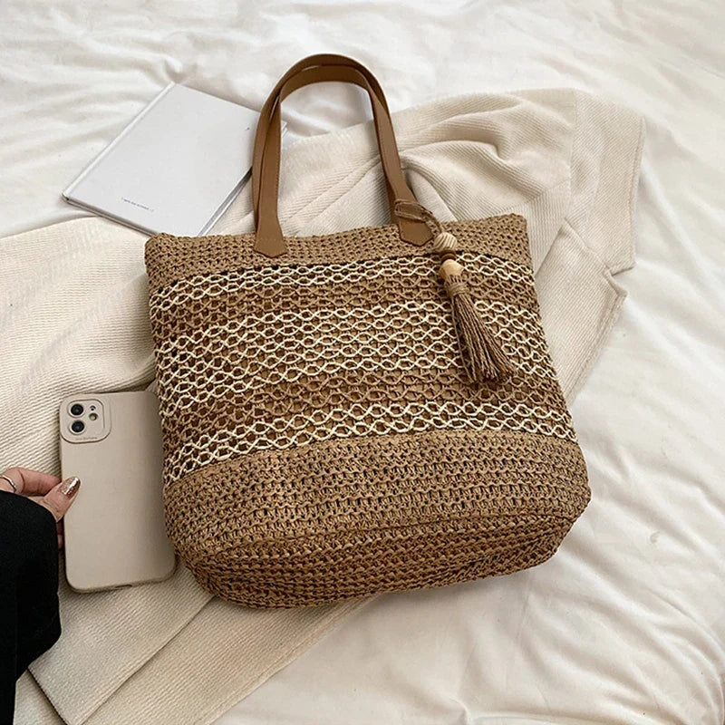 Sac fourre-tout bohème chic en paille tressée, anses confortables en similicuir marron pour l'été.