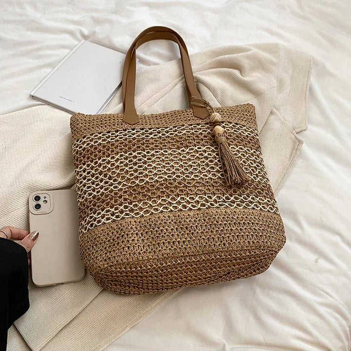 Sac fourre-tout bohème chic en paille tressée, anses confortables en similicuir marron pour l'été.