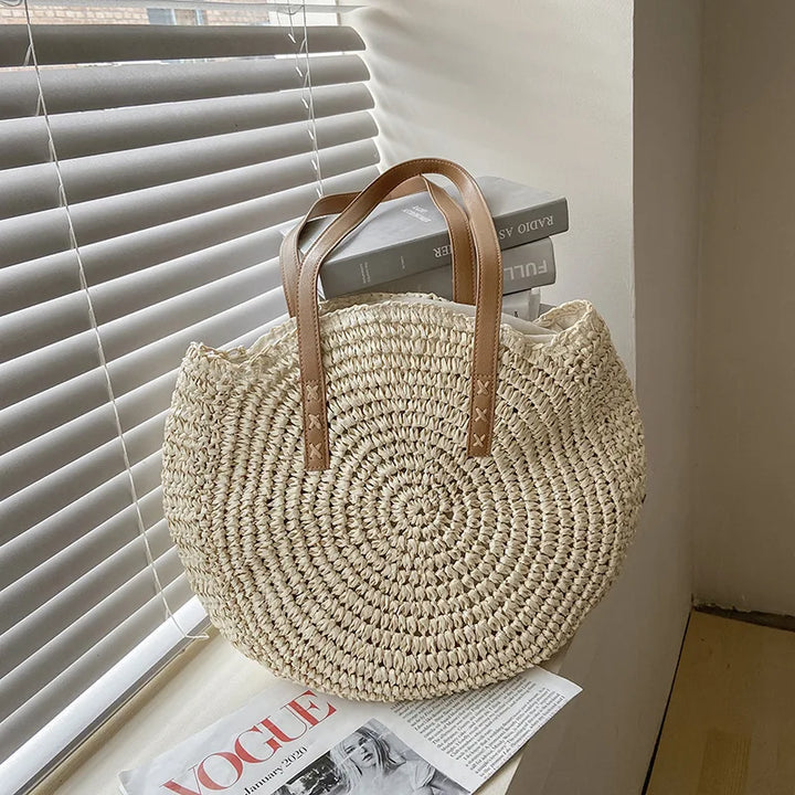 Sac de plage en paille naturel et léger, accessoire chic pour femme, été et vacances.
