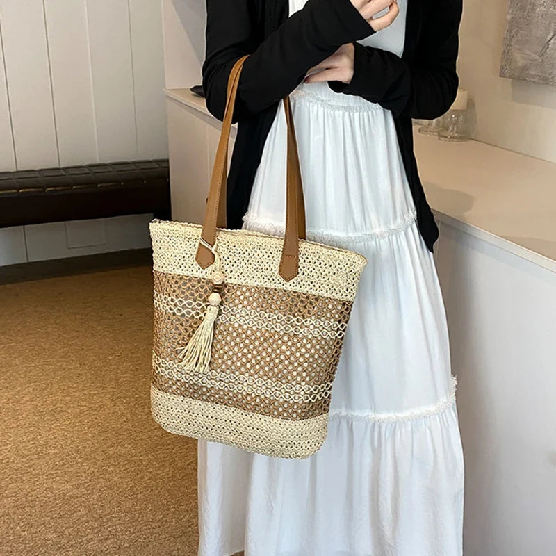 Accessoire mode femme : sac de plage en paille tressée, touche bohème chic et naturelle pour l'été.