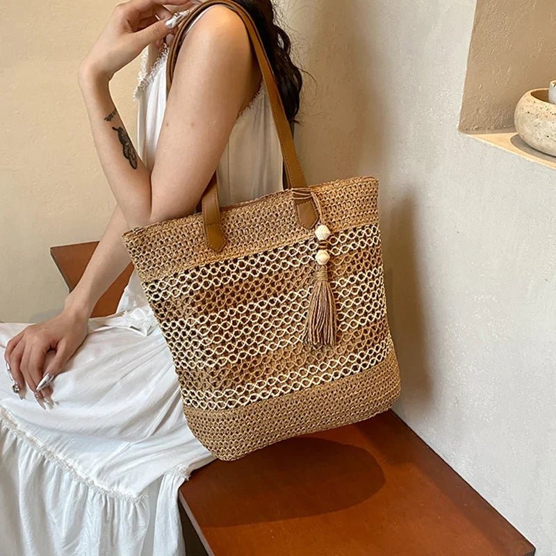 Sac de plage femme en paille tressée beige, style bohème, parfait pour les vacances d'été.