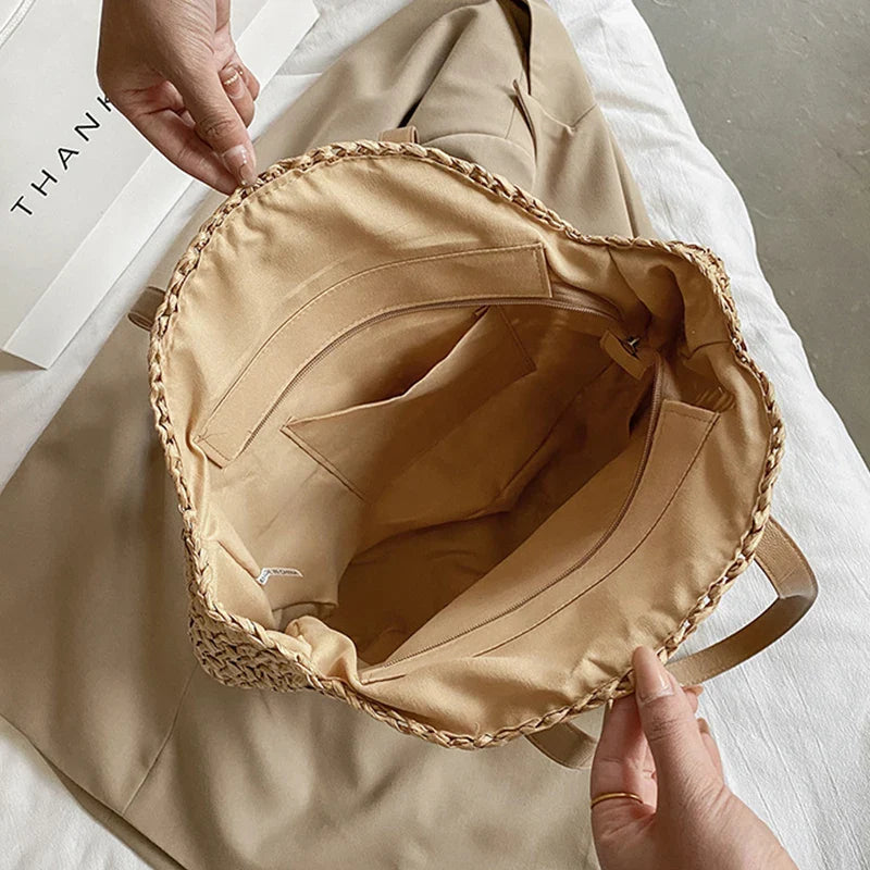 Grand sac de plage en paille pour femme, design bohème chic, pour un look estival parfait.