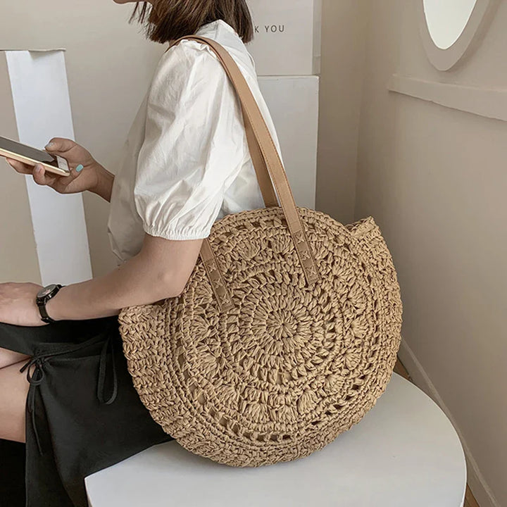 Accessoire de plage en paille pour femme, style bohème moderne, pratique et chic pour l'été.