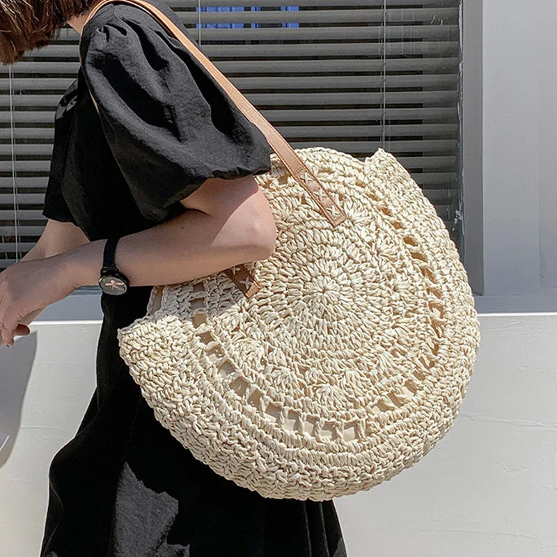 Sac fourre-tout en paille pour femme, grand et spacieux, parfait pour la plage et les vacances.