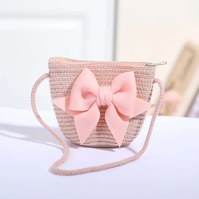 Sac enfant en paille tressée, parfait pour la plage, ranger des jouets ou des coquillages.