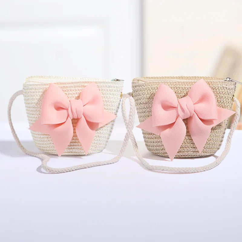 Accessoire été élégant : petit sac de plage en paille pour enfant, style bandoulière.