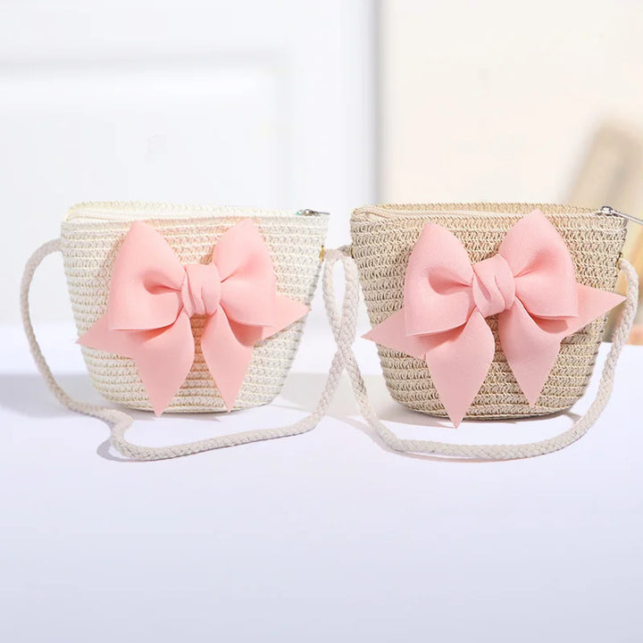 Accessoire été élégant : petit sac de plage en paille pour enfant, style bandoulière.