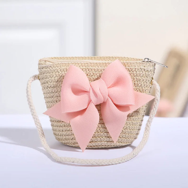 Sac bandoulière en paille tressée pour fillette, un incontournable pour la mode enfant de plage.