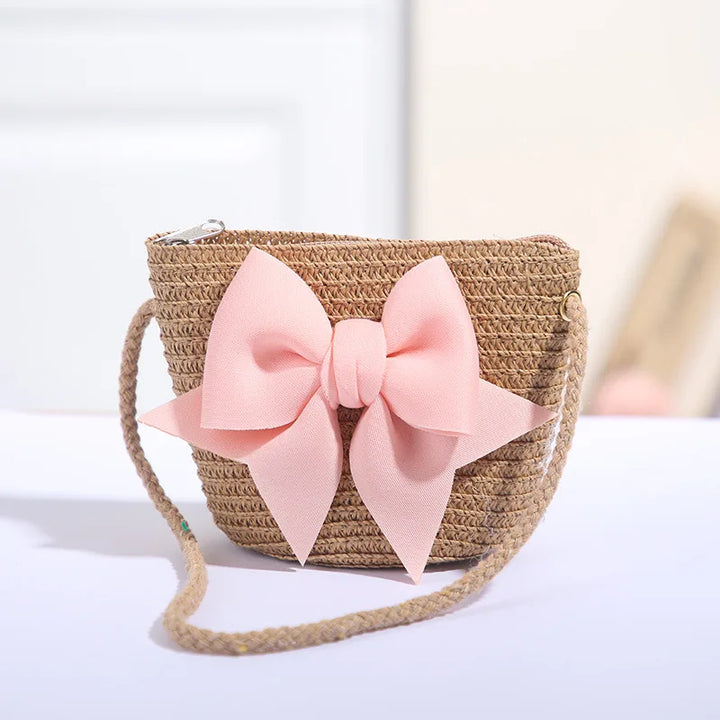 Joli sac de plage mode enfant en paille, pratique pour les vacances d'été.
