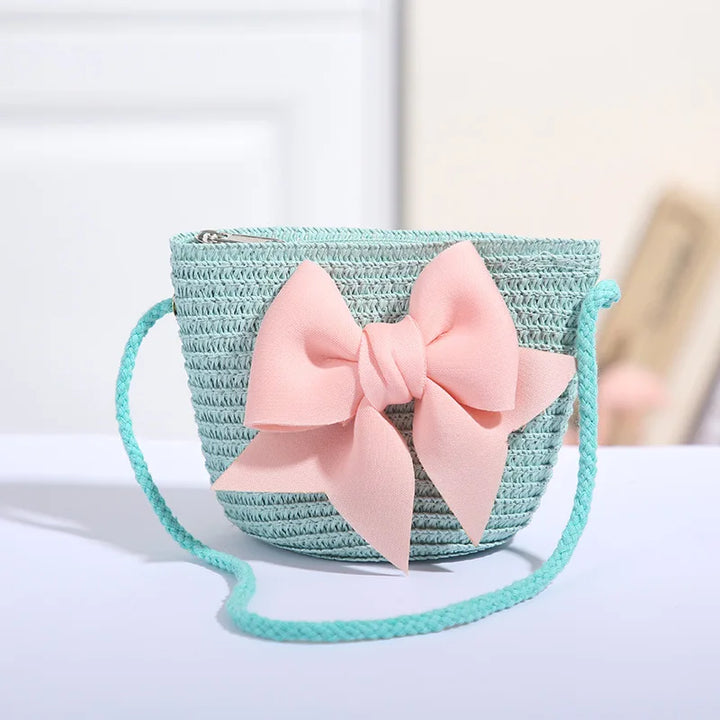 Sac en paille tressée pour enfant, parfait pour transporter jouets de plage et trésors d'été.