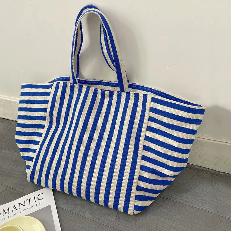 Sac de plage familial spacieux Ronda en toile canvas rayée pour toutes vos affaires d'été.