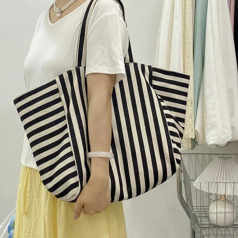 Sac de plage Ronda spacieux et rayé, un cabas pliable indispensable pour vos vacances en famille.