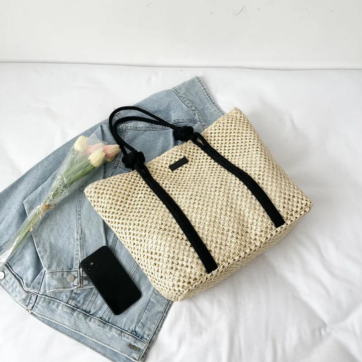 Cabas de plage bohème chic pour femme, en paille naturelle, idéal pour les journées ensoleillées et les vacances.