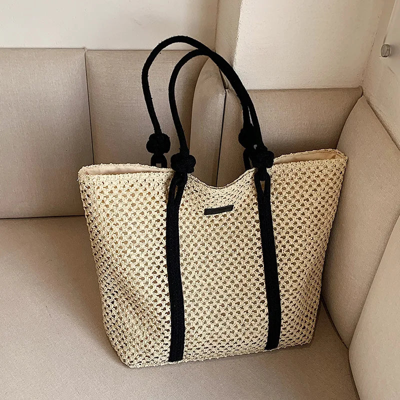 Élégant sac de plage en paille pour femme, accessoire chic pour un look d'été raffiné et vos vacances.