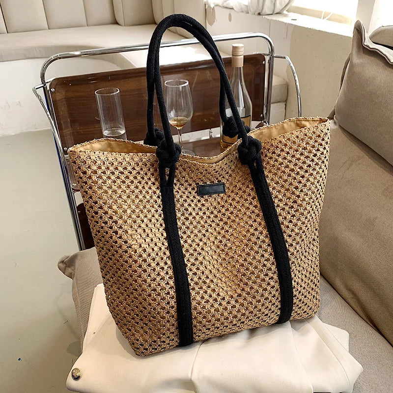 Grand sac cabas de plage en paille naturelle, doté d'un zip, idéal pour transporter vos affaires d'été.