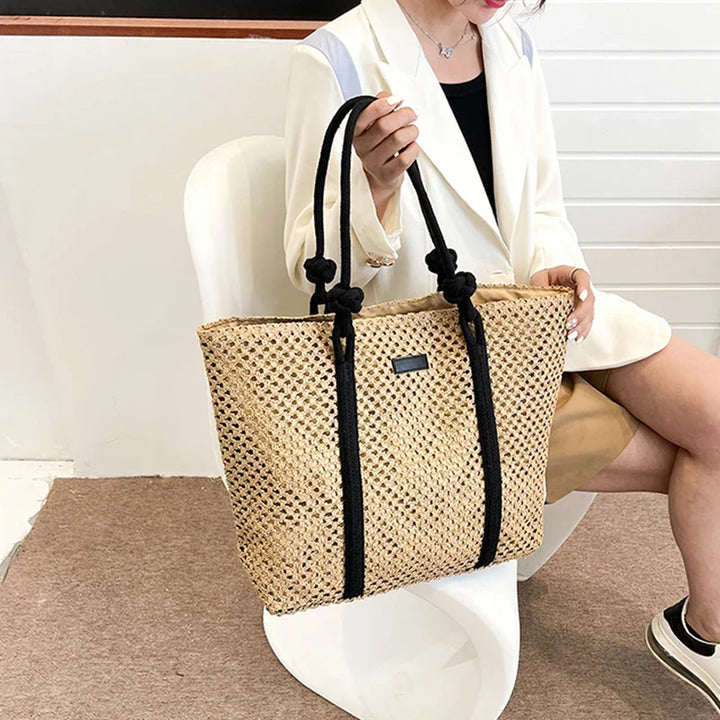 Sac de plage tendance en paille pour femme, style bohème, accessoire incontournable pour les vacances d'été.