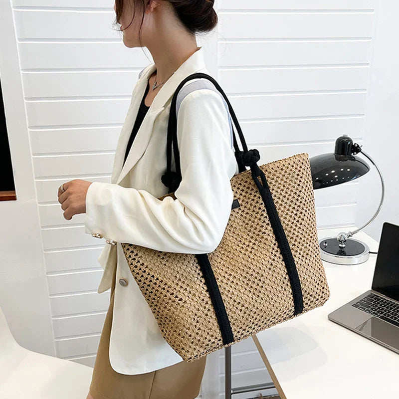 Sac en paille naturelle tressée avec fermeture éclair, l'accessoire indispensable pour une journée à la plage.