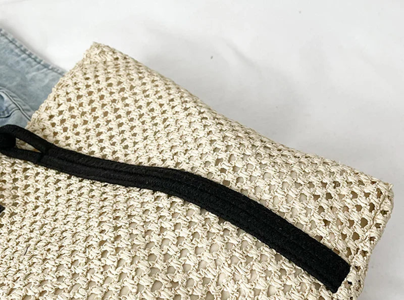 Sac de plage femme en paille léger, design tressé artisanal, avec fermeture éclair pour un été sans souci.
