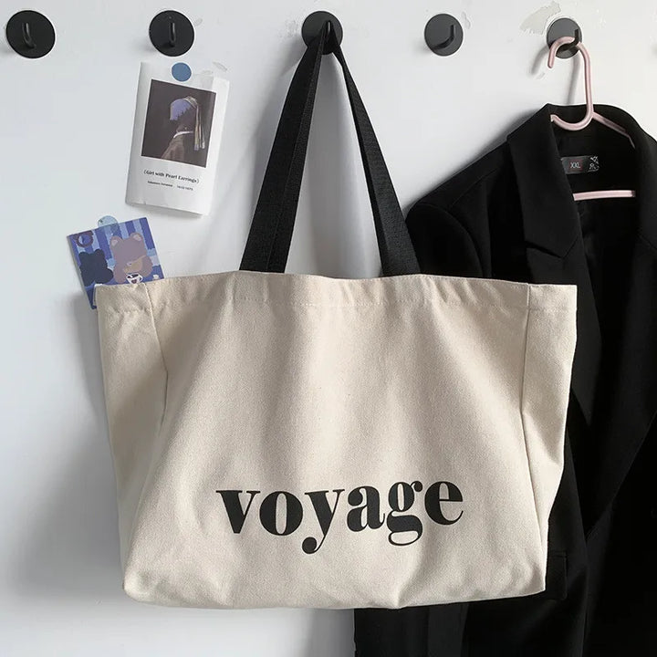 Grand sac de plage en toile résistante pour femme, parfait pour les vacances d'été.