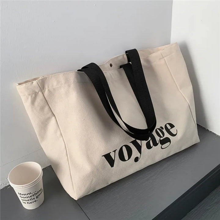 Accessoire mode femme: grand sac de plage en toile, parfait pour l'été et le voyage.