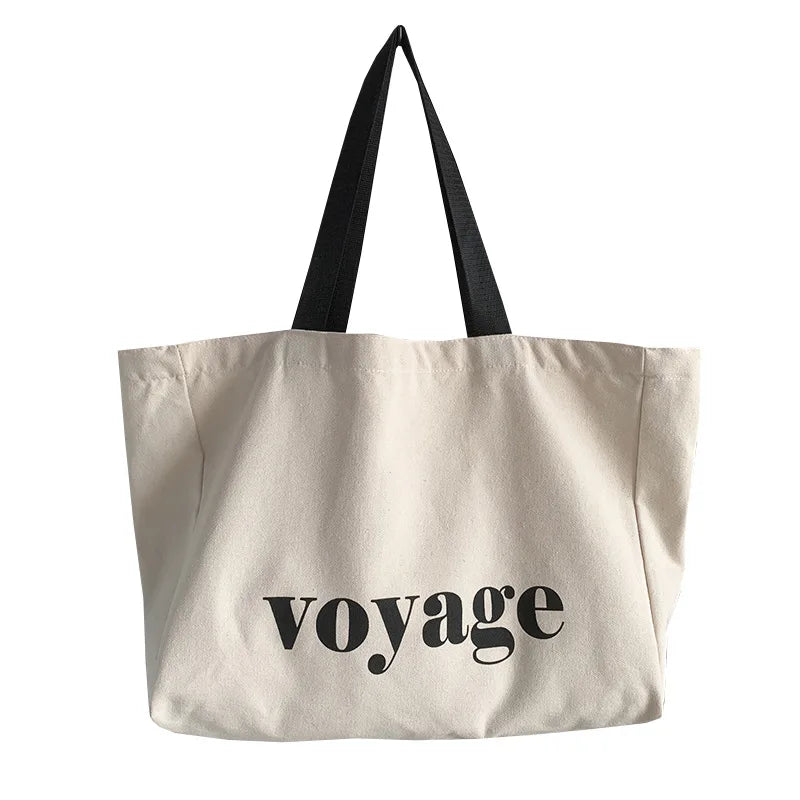 Sac de plage femme beige en toile, spacieux et chic, idéal pour les sorties estivales.