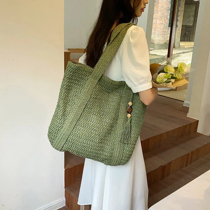 Sac de plage femme élégant en paille et coton tressé, parfait pour l'été et les vacances chic.