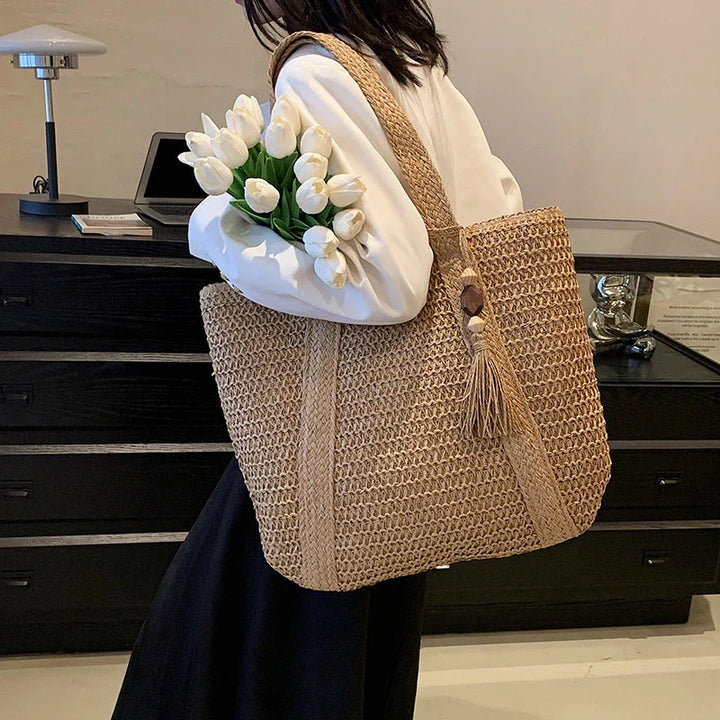 Sac de plage en paille et coton pour femme, un compagnon stylé pour l'été et les escapades.