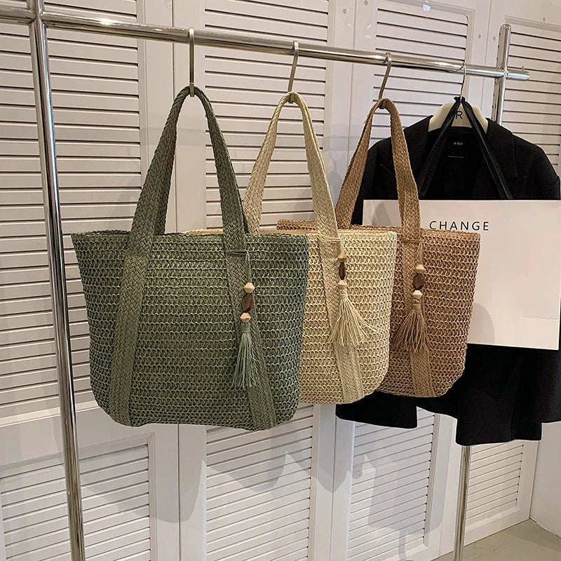 Sac de plage chic en paille tressée et coton pour femme, idéal pour un look d'été tendance.