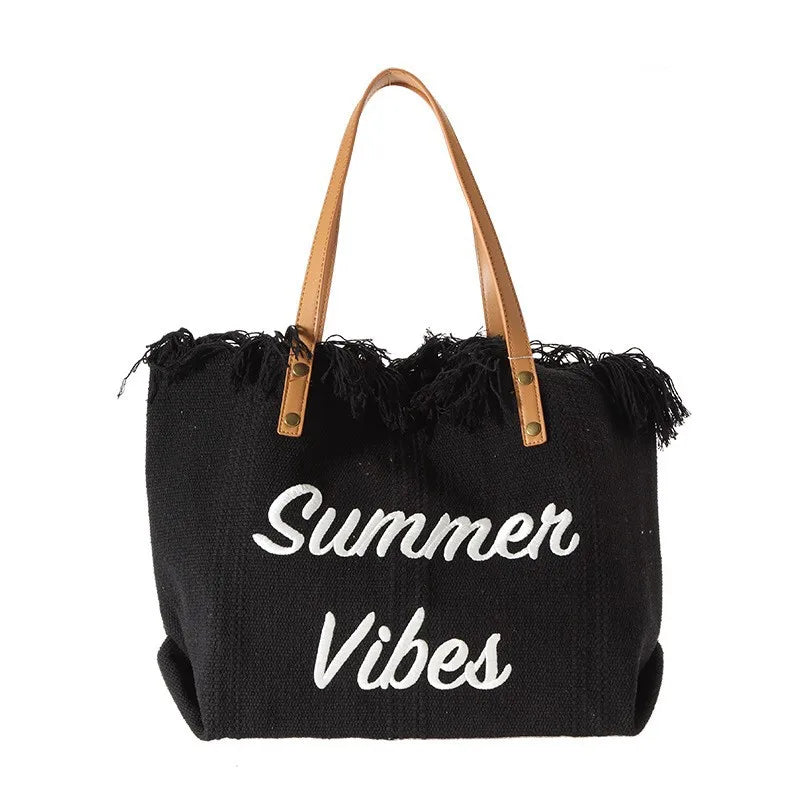Sac de plage femme chic et fonctionnel, un grand cabas parfait pour emporter serviettes et crèmes solaires.