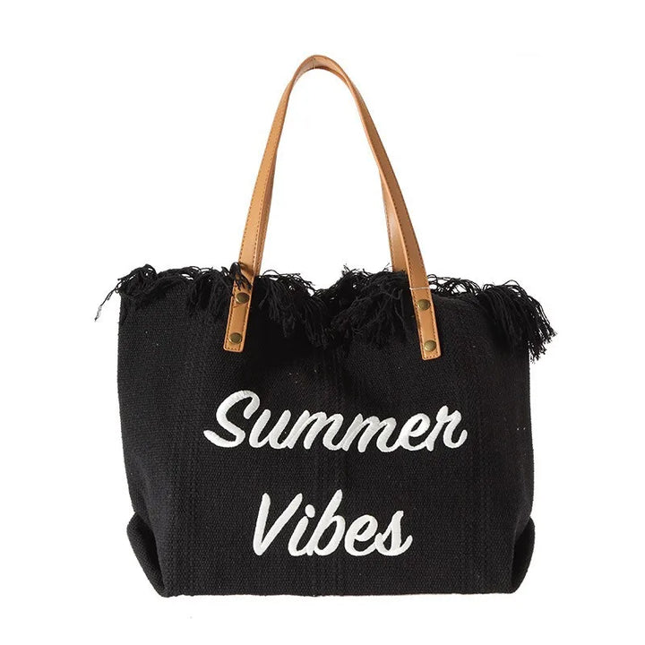 Sac de plage femme chic et fonctionnel, un grand cabas parfait pour emporter serviettes et crèmes solaires.