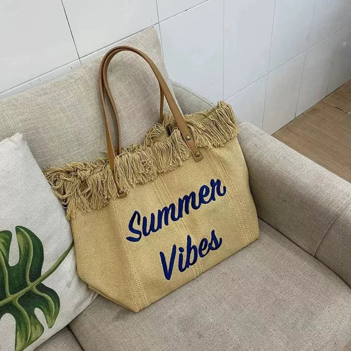 Cabas de plage femme élégant, le compagnon idéal pour l'été, spacieux et au design intemporel.