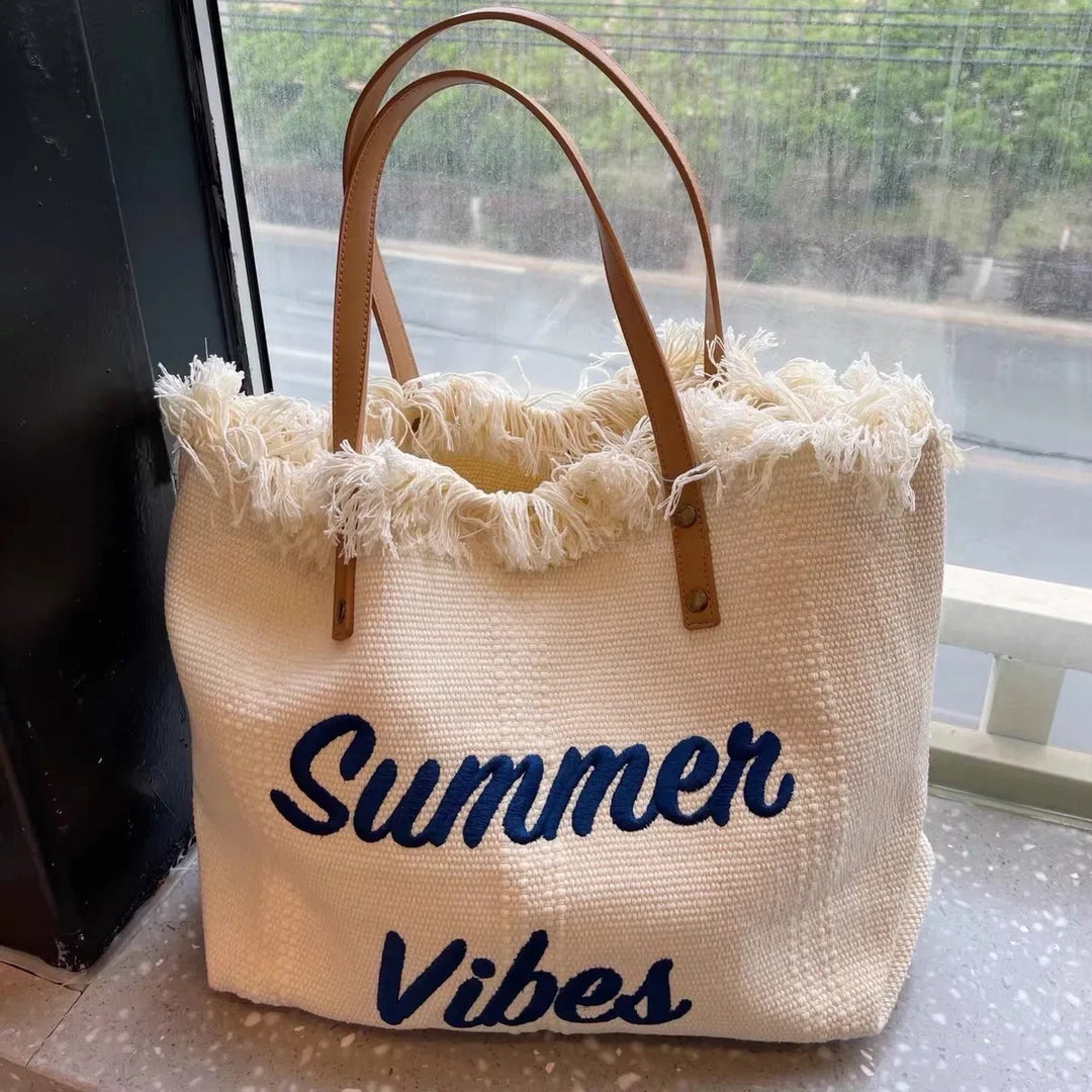 Cabas de plage femme stylé avec franges, idéal pour vos essentiels d'été. Design mode et pratique.