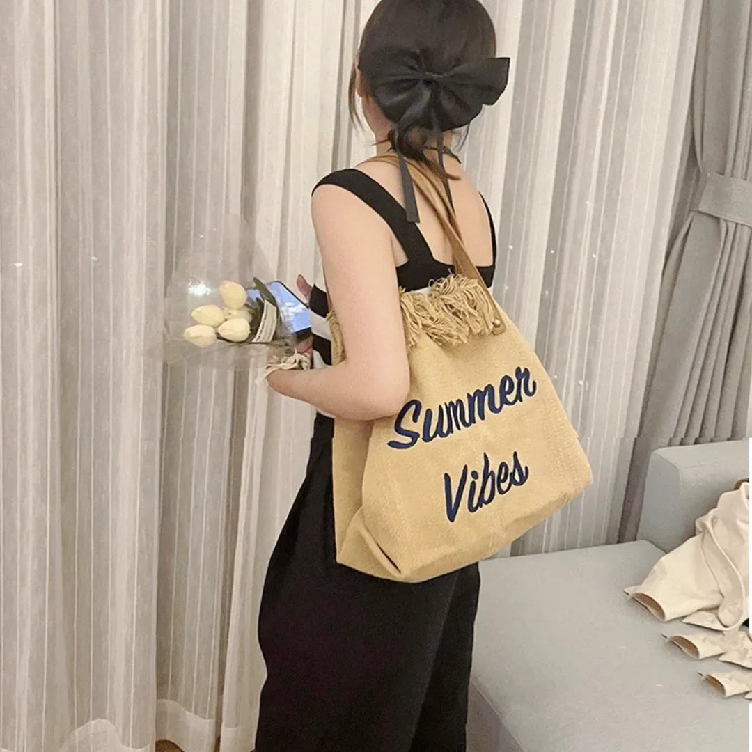 Sac de plage femme en toile écru, design élégant et grande capacité pour toutes vos affaires de vacances.