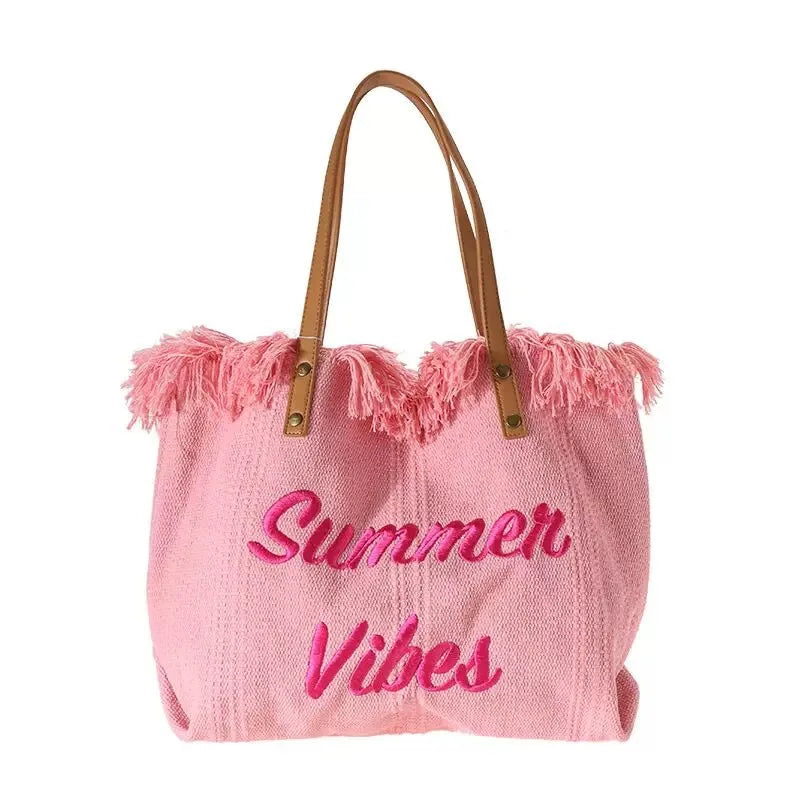 Sac de plage femme porté sur l'épaule, cabas mode parfait pour la plage ou une sortie estivale.