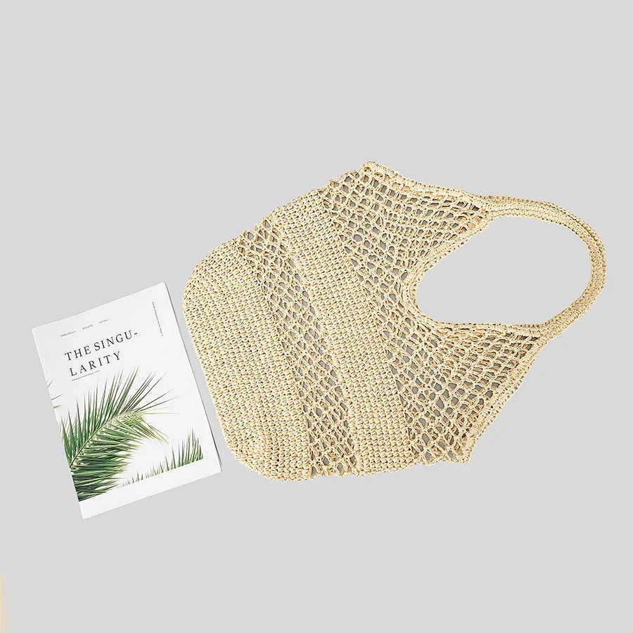Élégant sac de plage filet bohème en paille pour femme. Grand accessoire d'été pour un look décontracté.