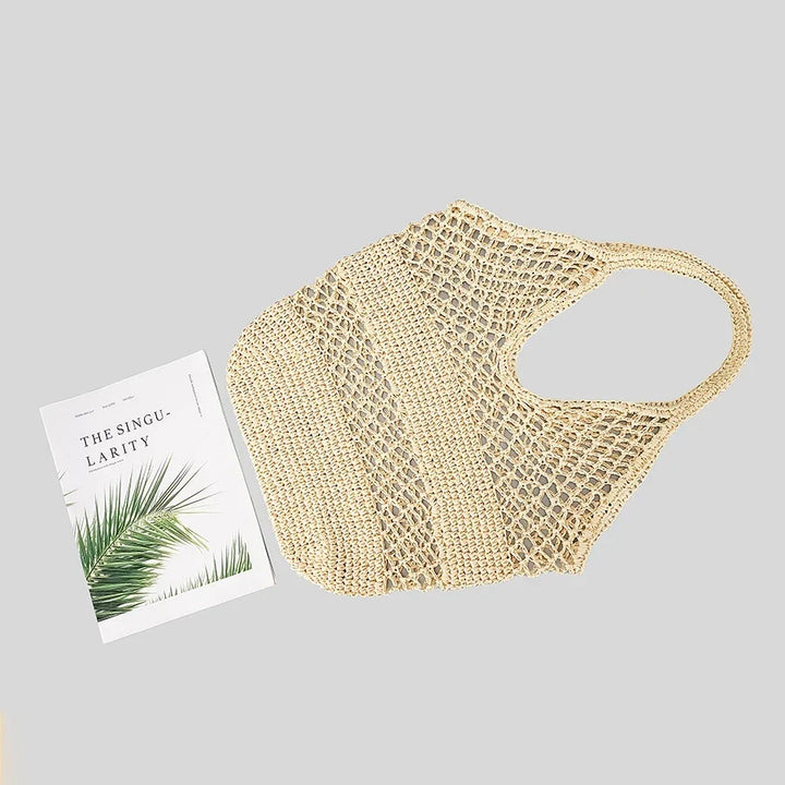Élégant sac de plage filet bohème en paille pour femme. Grand accessoire d'été pour un look décontracté.